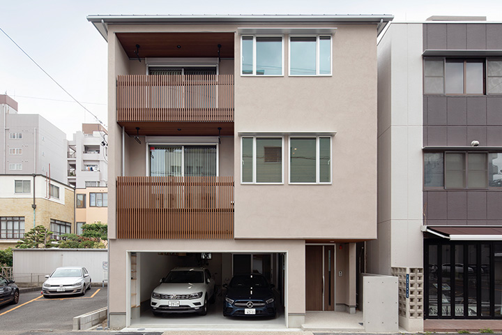 ガレージ付き3階建て住宅